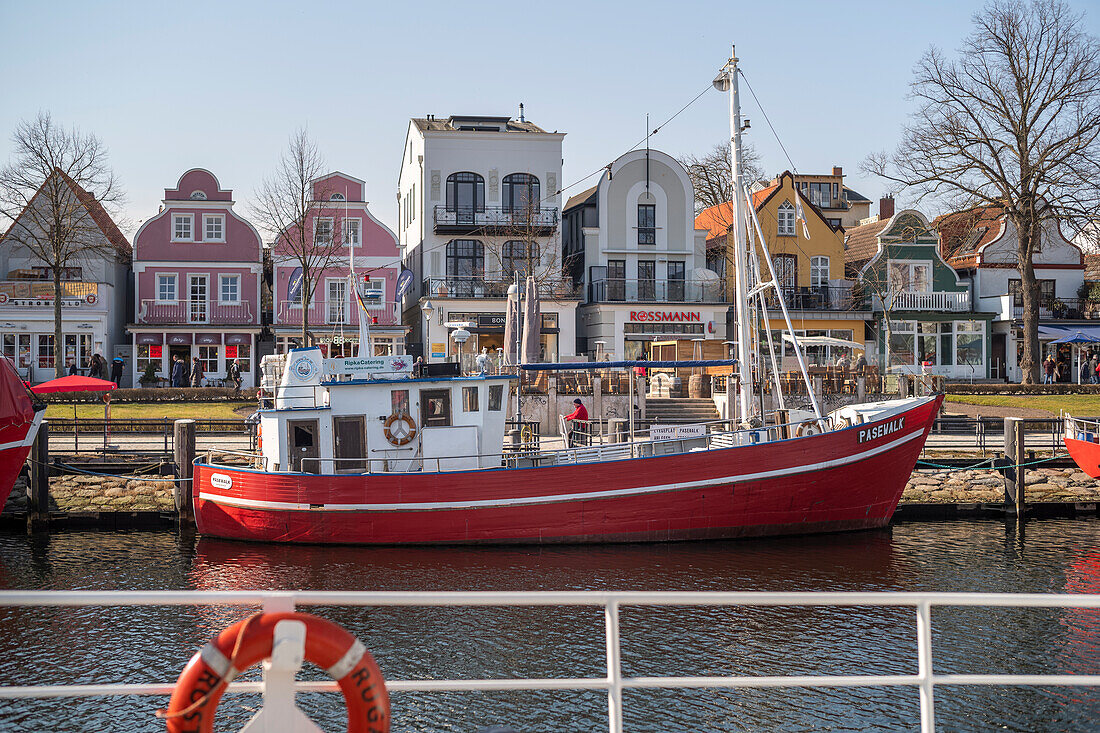 Fischerboote an der Mittelmole in Warnemünde am Morgen, Rostock, Mecklenburg-Vorpommern, Deutschland