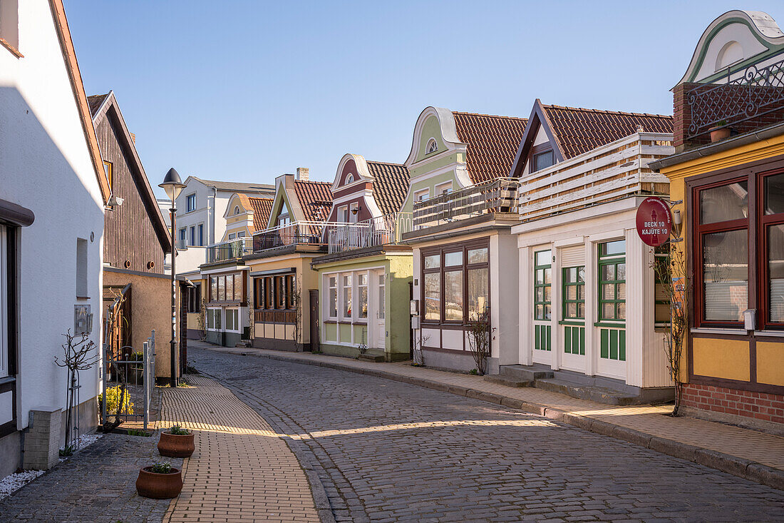 Historische Kapitänshäuser in der Altstadt von Warnemünde, Rostock, Mecklenburg-Vorpommern, Deutschland