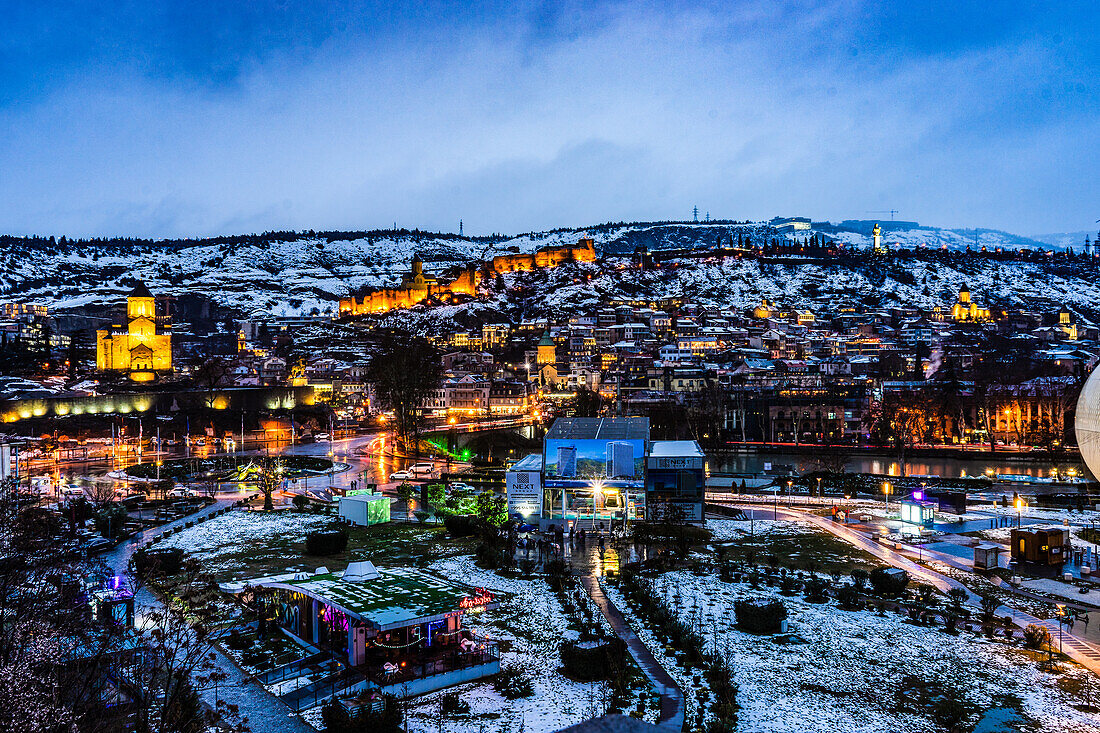 Abendlicher Blick auf die Altstadt von Tiflis mit ungewöhnlichem Schneetreiben, Georgien, Europa