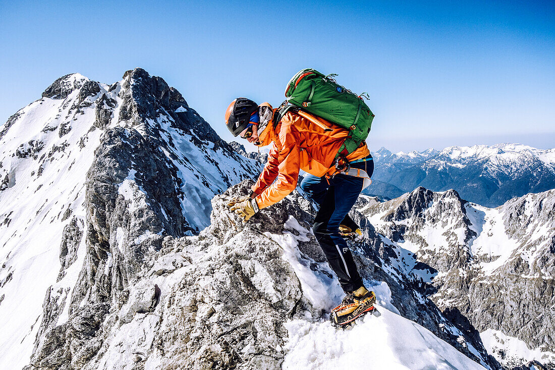 Bergsteiger bei der Winterbegehung des Jubiläumsgrates, von der Zugspitze zur Alpspitze im Wettersteingebirge, Bayern, Deutschland