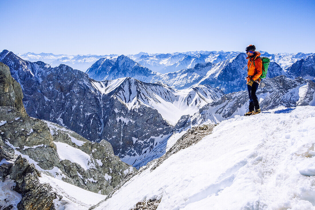 Winter ascent of the Jubilee Ridge, from the Zugspitze to the Alpspitze in the Wetterstein Mountains, Bavaria, Germany
