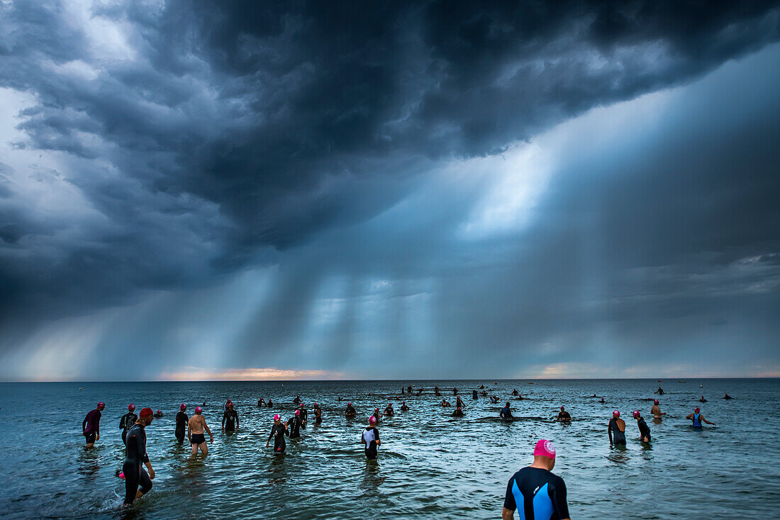 Touristen baden im Meer, Strand, Ostsee, Nationalpark Vorpommersche Boddenlandschaft, Fischland-Darß-Zingst, Mecklenburg-Vorpommern, Deutschland