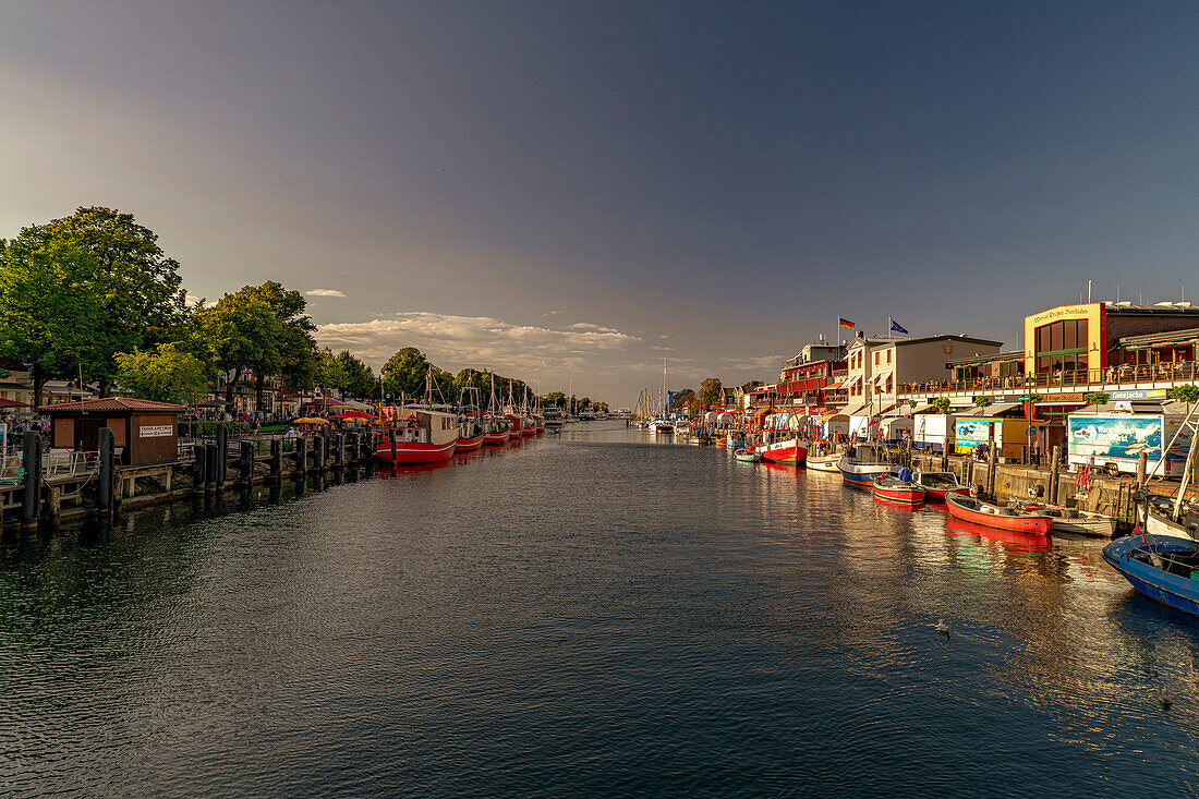 Boote im Hafen von Warnemünde, Ostsee, Rostock, Mecklenburg-Vorpommern, Deutschland