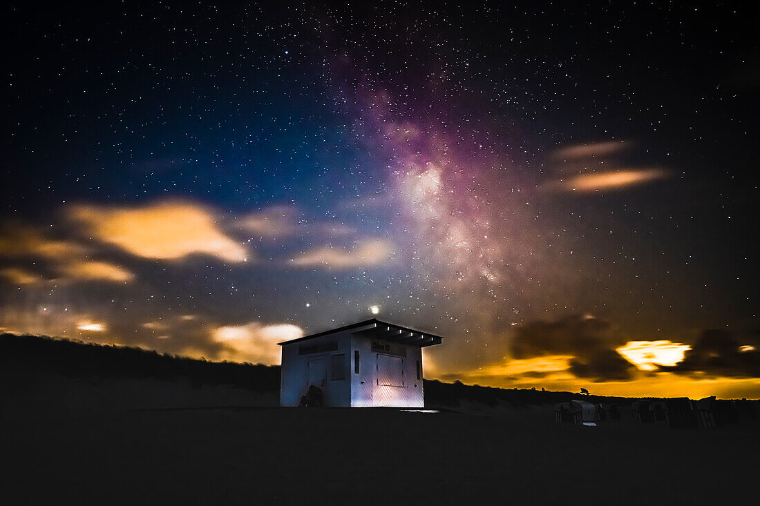 Nachts untem Sternenhimmel am Ostseestrand auf dem Darß. Darß, Fischland-Darß-Zingst, Mecklenburg-Vorpommern, Nationalpark Vorpommersche Boddenlandschaft, Ostsee