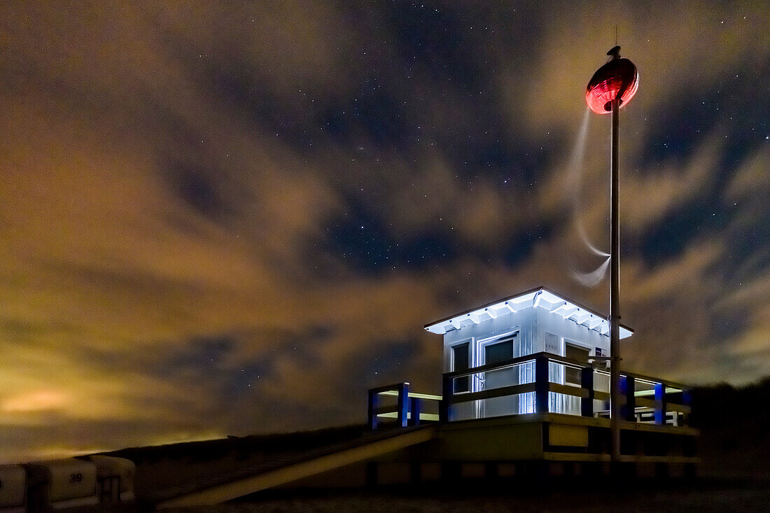 Nachts untem Sternenhimmel am Ostseestrand auf dem Darß. Darß, Fischland-Darß-Zingst, Mecklenburg-Vorpommern, Nationalpark Vorpommersche Boddenlandschaft, Ostsee