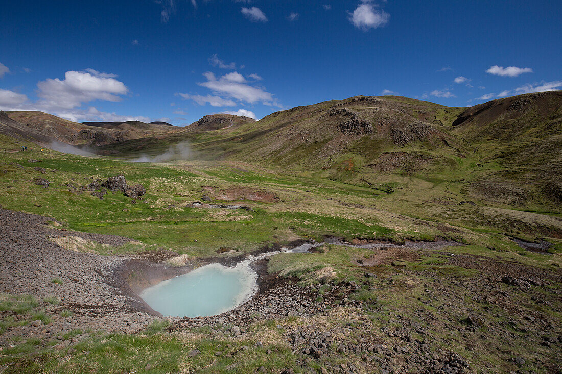 Kleine heiße Quelle in weiter Landschaft. Reykjadalur, Sudurland, Island.