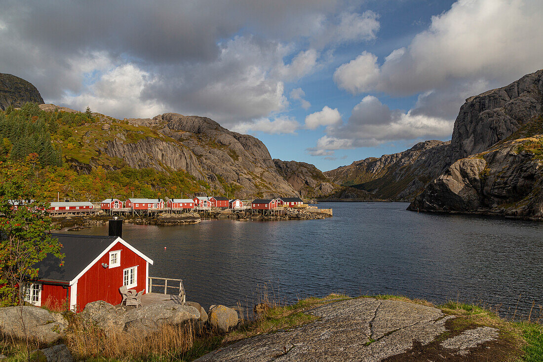 Rote Hütten am Ufer von Fjord, Nusfjord, Flakstad, Lofoten, Norwegen.