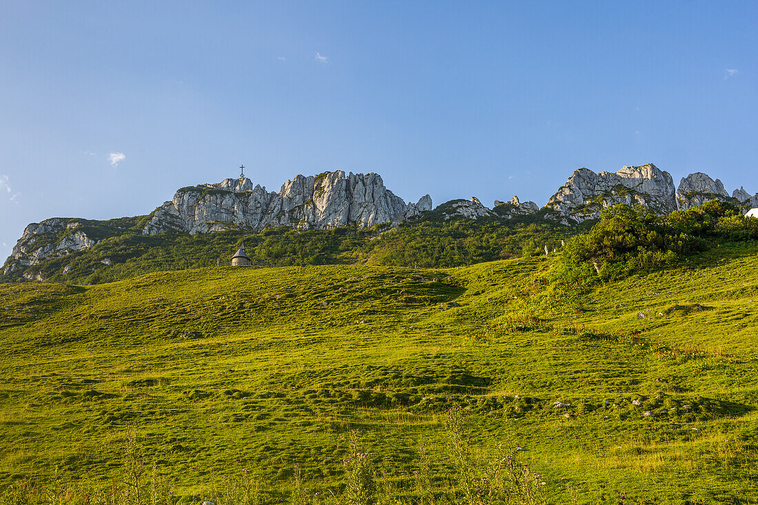 Blick von unten auf die Kampenwand mit Gipfelkreuz und Kapelle. Hphenaschau, Chiemgauer Alpen, Chiemgau, Oberbayern, Bayern, Deutschland, Europa
