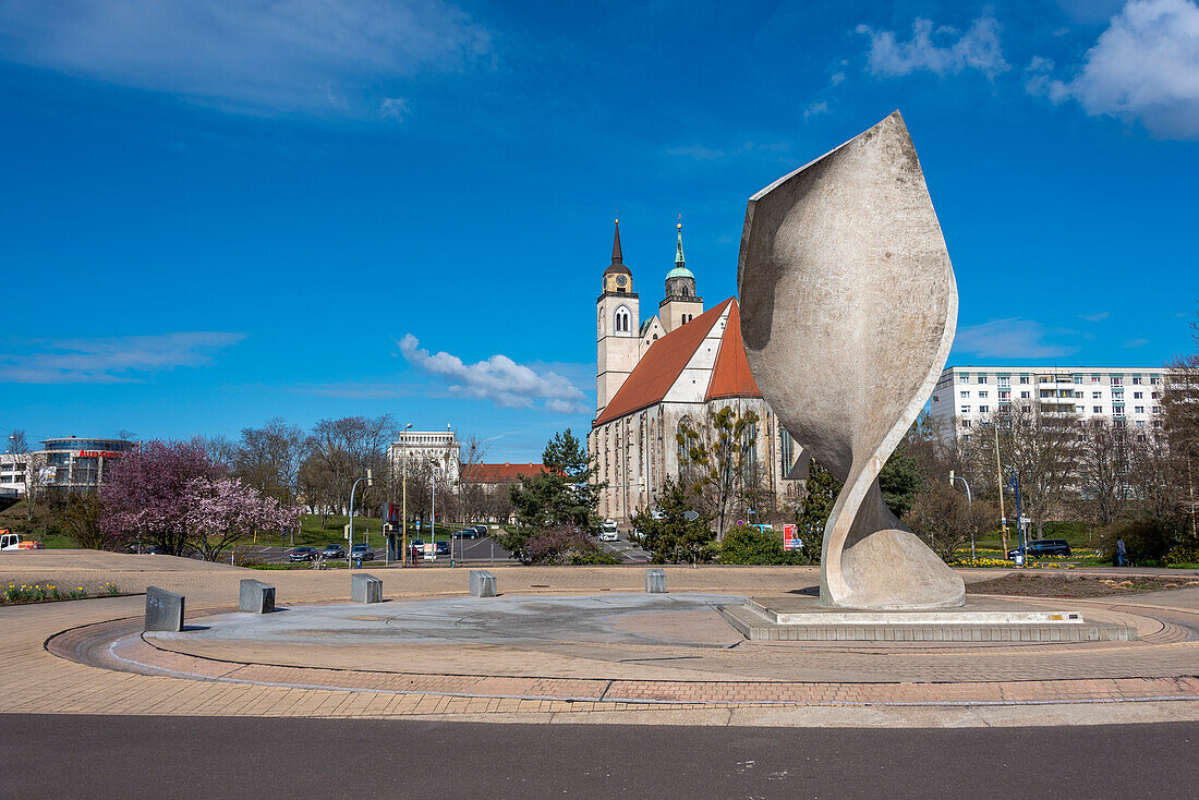 Fahnendenkmal, dahinter die Johanniskirche, Magdeburg, Sachsen-Anhalt, Deutschland