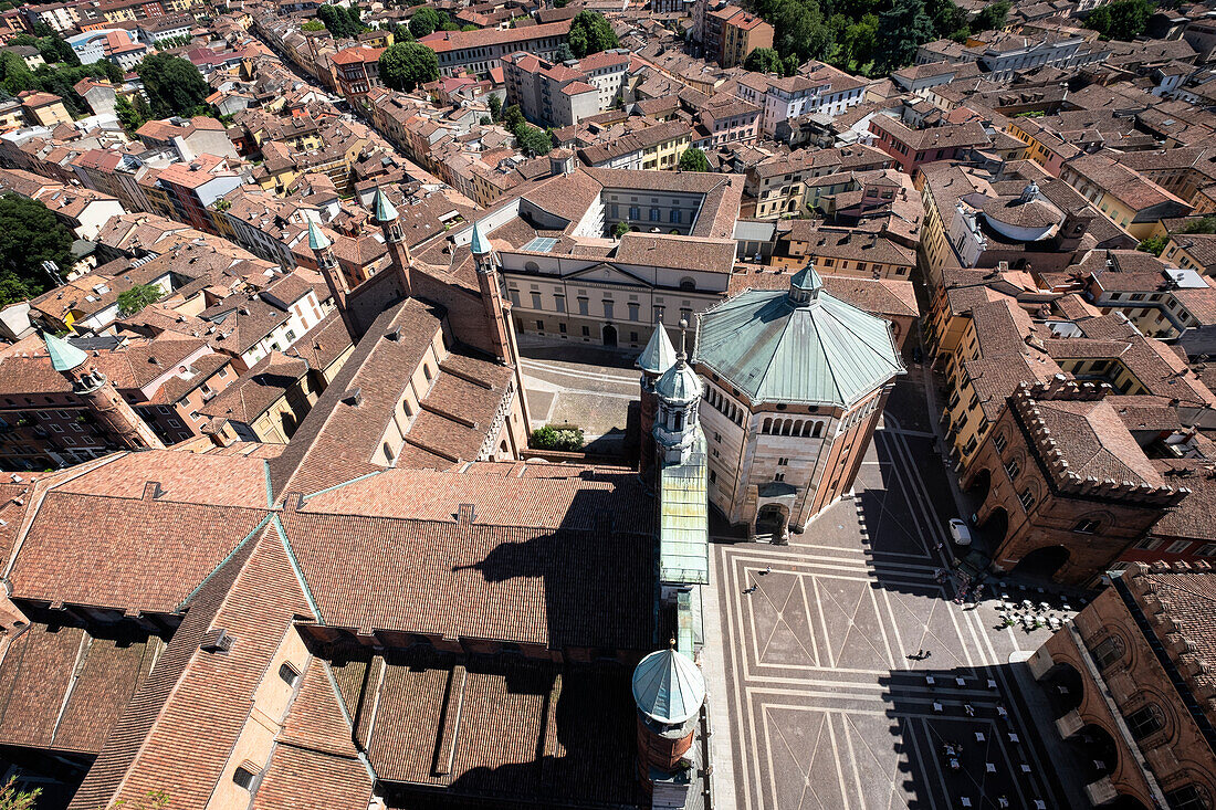 Blick auf den battistero di San Giovanni Battista und den Dom vom Torrazzo aus, Cremona, Lombardei, Italien, Europa