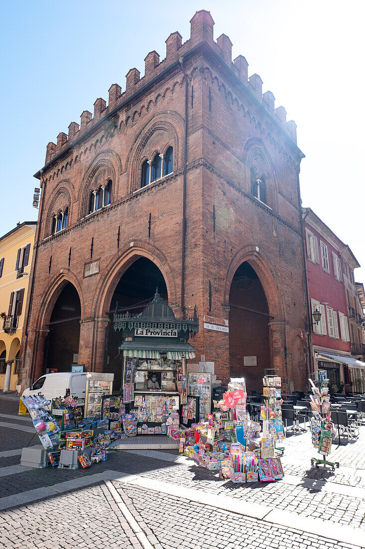 View of a newspaper kiosk in the Piazza del Comune, Cremona, Lombardy, Italy, Europe