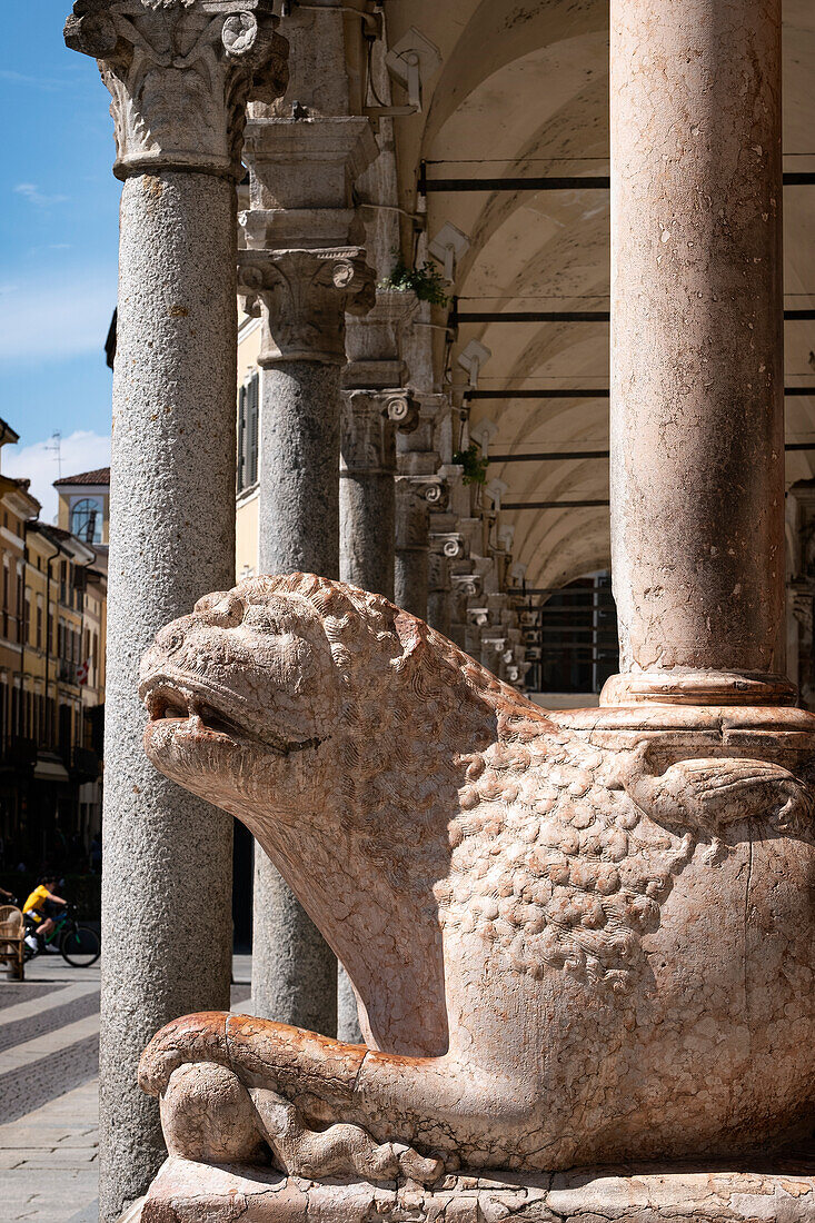Blick auf einen säulentragenden Löwen des Duomo auf der Piazza del Comune, Cremona, Lombardei, Italien, Europa