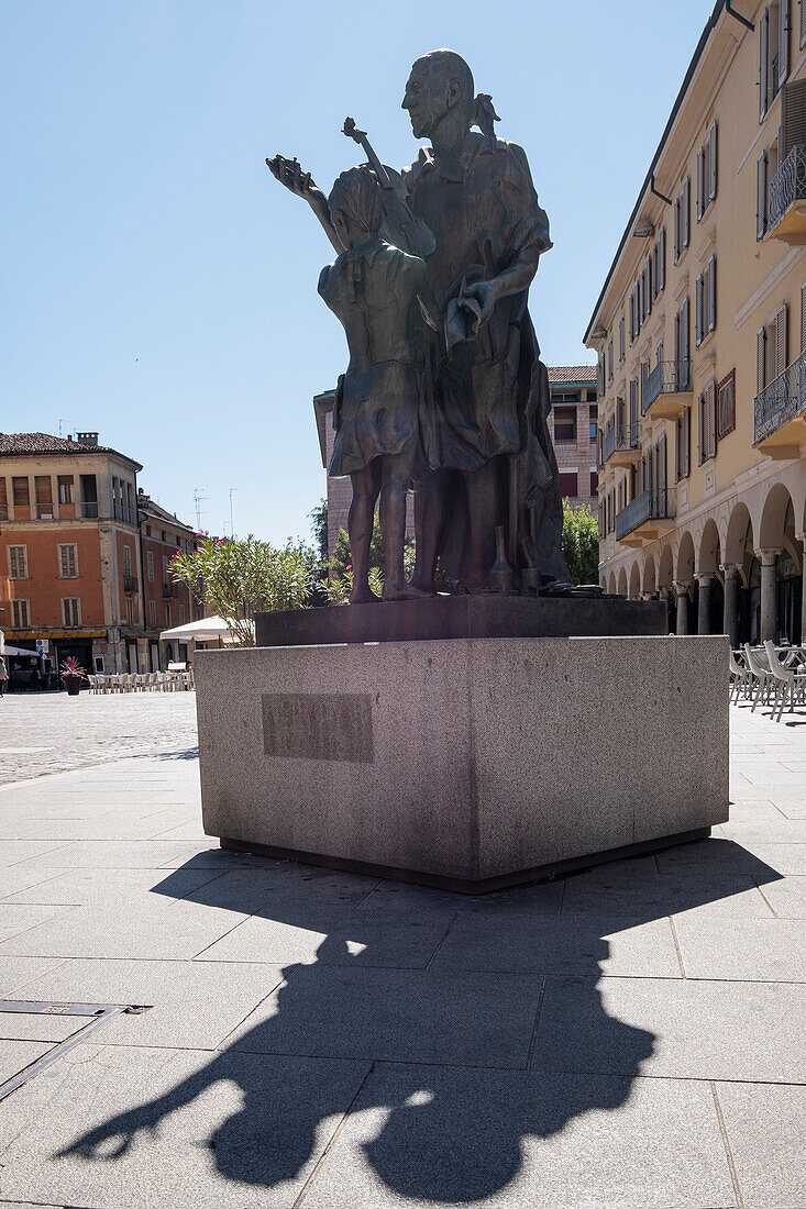 Statue Antonio Stradivari, Piazza Antonio Stradivari, Cremona, Lombardei, Italien, Europe