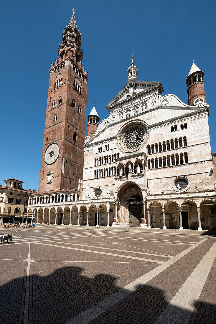 Blick auf die Piazza del Comune mit Duomo und den Torrazzo, Cremona, Lombardei, Italien, Europa