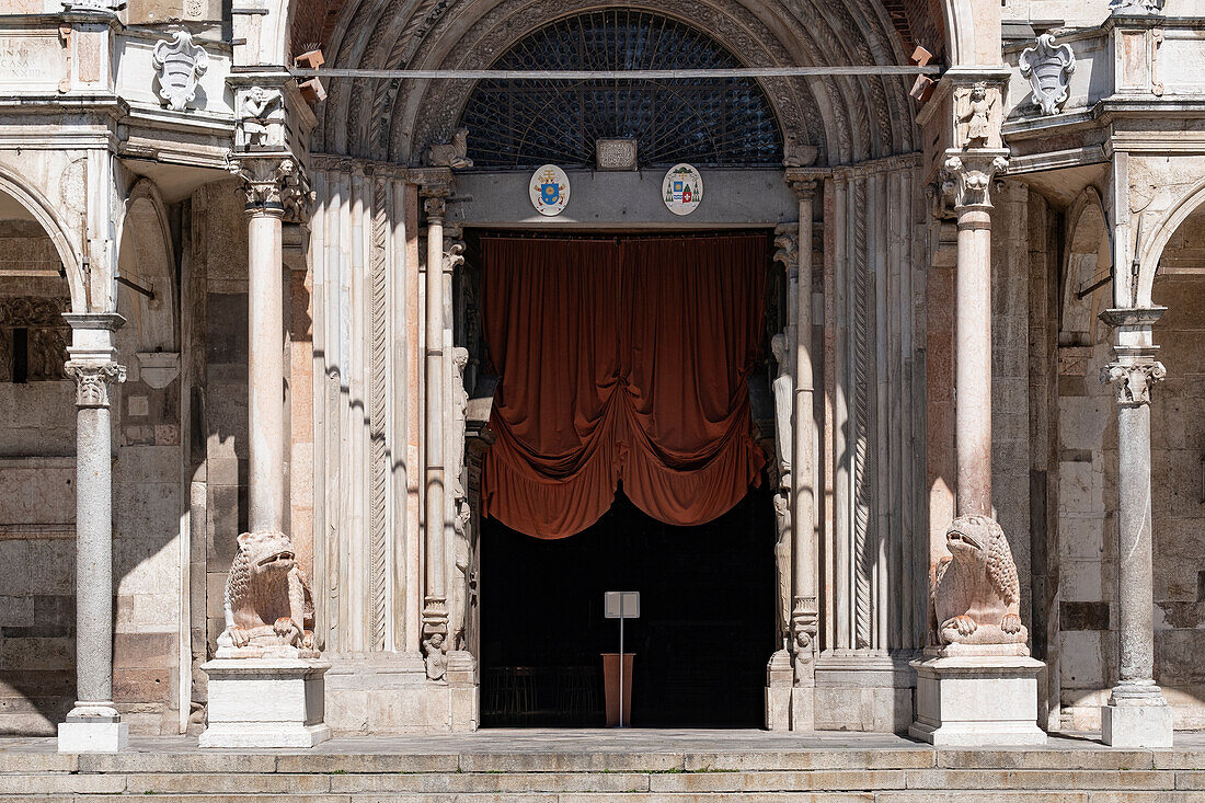 View of the open entrance of the Duomo in the Piazza del Comune, Cremona, Lombardy, Italy, Europe