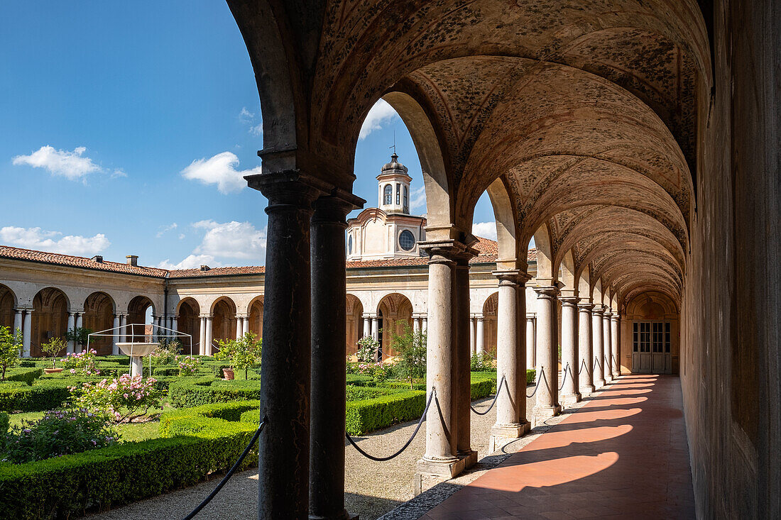 Blick auf die bemalte Galerie und den hängenden Garten im Innenhof des Palazzo Ducale in Mantua, Mantova, Lombardei, Italien, Europa