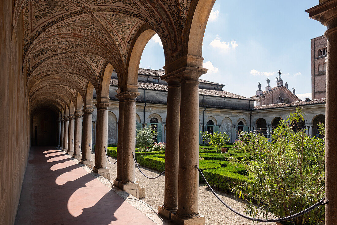 Blick auf die bemalte Galerie und den hängenden Garten im Palazzo Ducale in Mantua, Lombardei, Italien, Europa