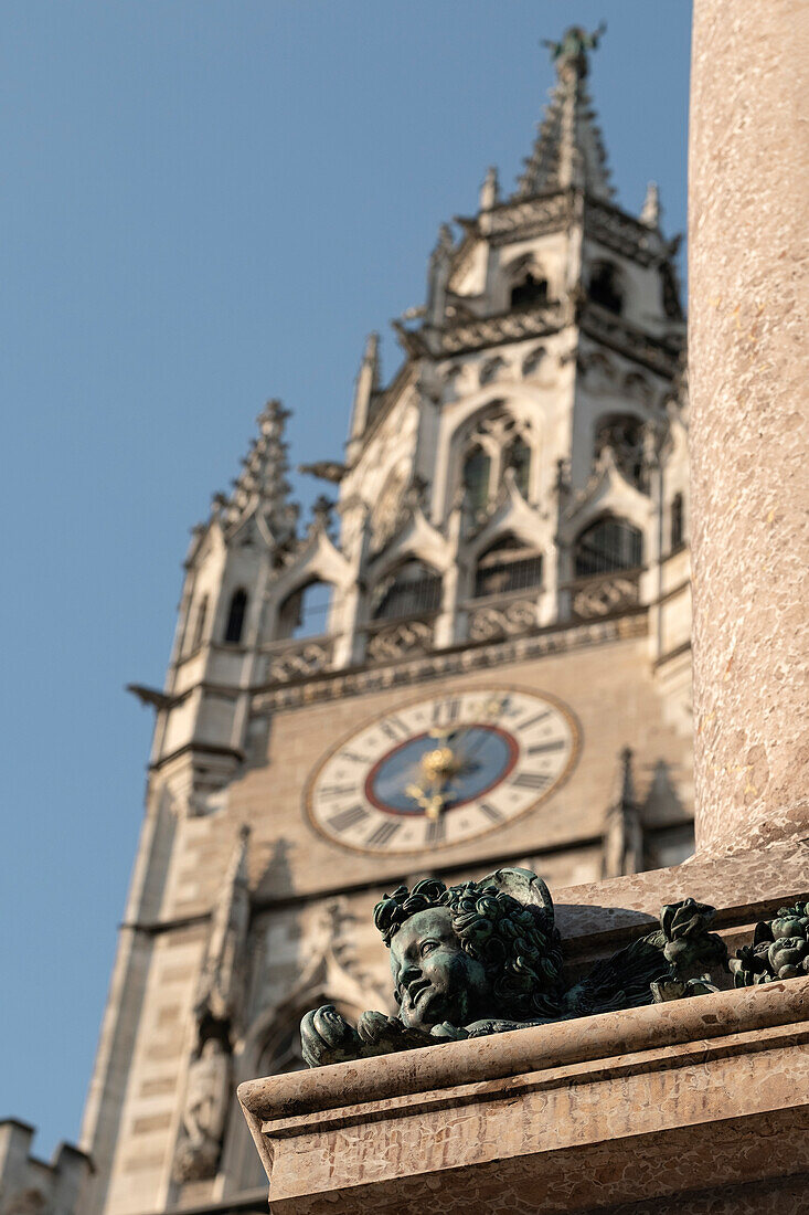 Engelskopf, Skulptur am Sockel der Mariensäule, das Rathaus im Hintergrund, Marienplatz, München, Bayern, Deutschland, Europa