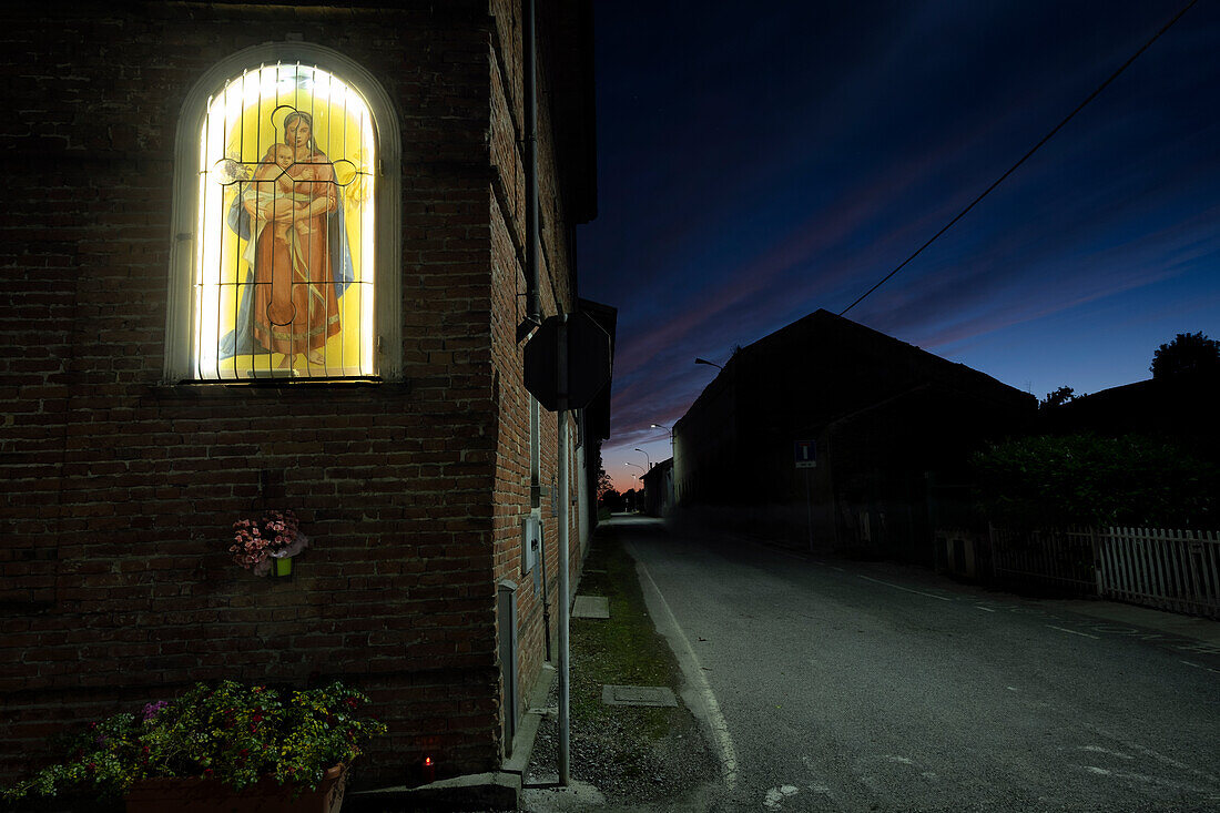 Blick auf eine Fassade mit Madonna Schrein bei Sonnenuntergang, Drizzona, Provinz Cremona, Italien, Europa