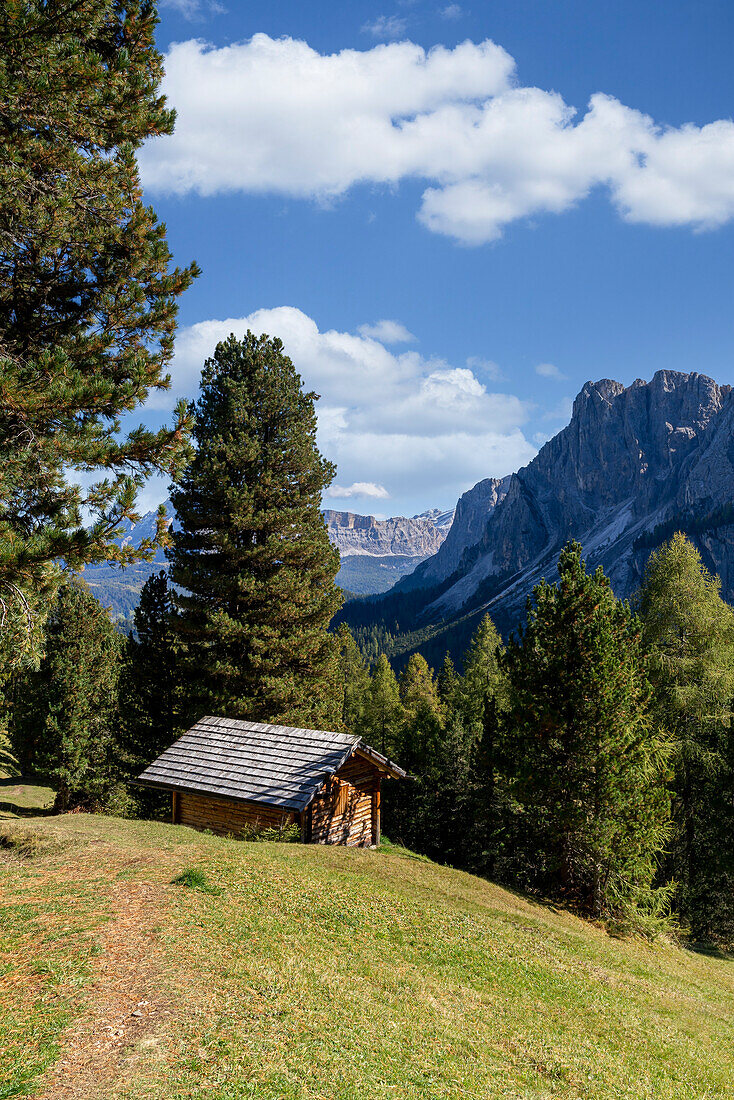 Kleine Hütte vor der Geislergruppe, Puez-Geisler, Lungiarü, Dolomiten, Italien, Europa
