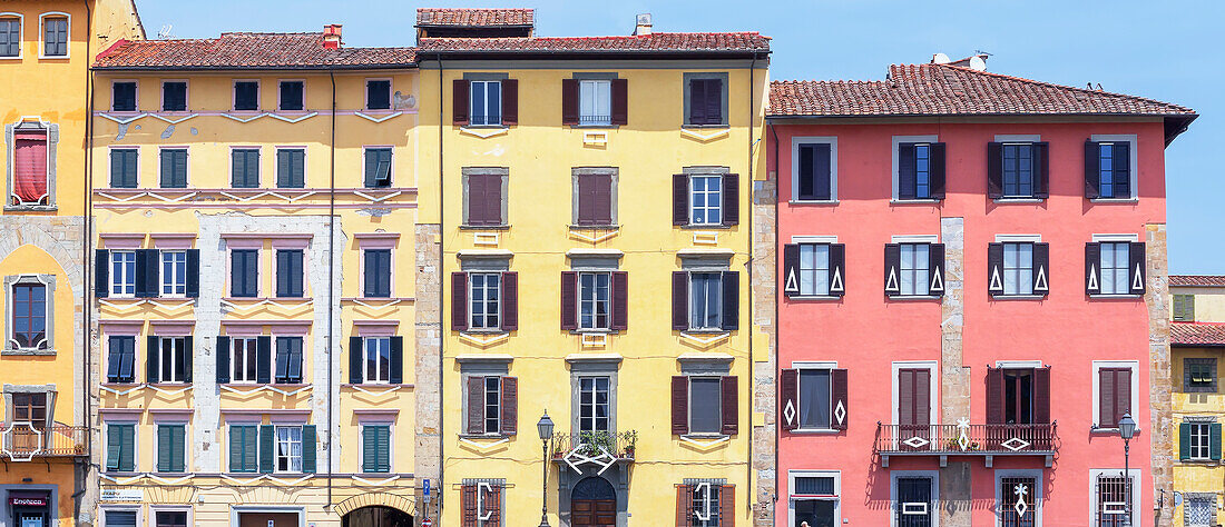 Traditionelle Häuser am Ufer des Flusses Arno, Pisa, Toskana, Italien, Europa