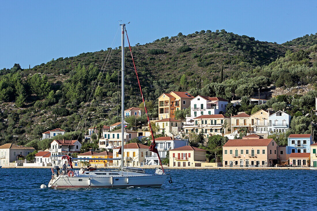 Segelboot im Hafen von Vathy, Ithaka, Ionische Inseln, Griechenland