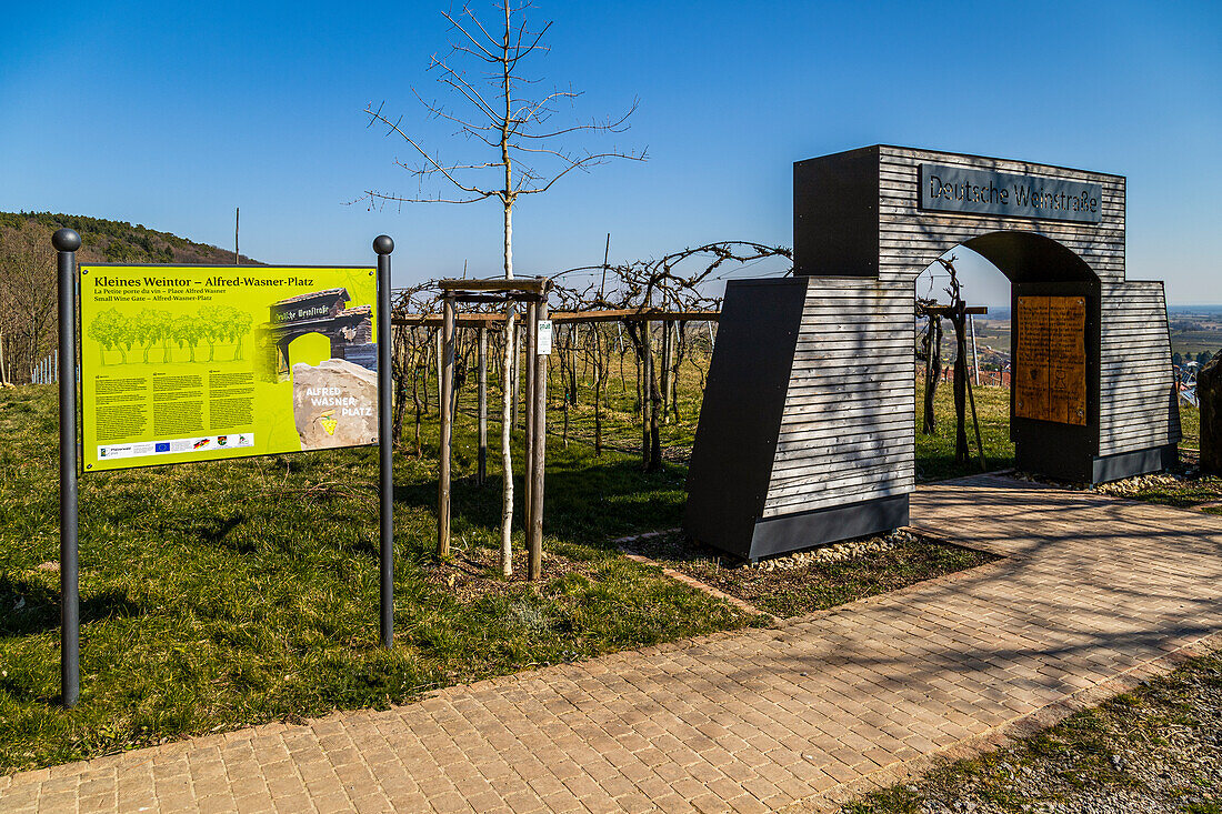 Information sign and small wine gate on the German Wine Route, Southern Wine Route, Rhineland-Palatinate, Germany, Europe