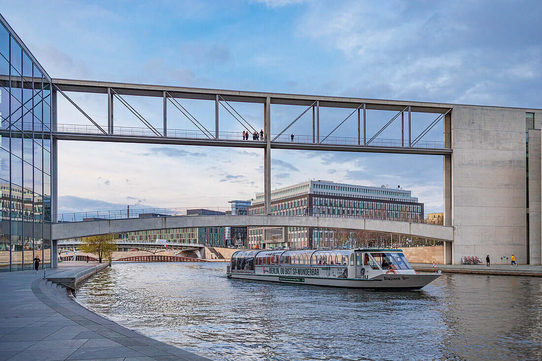 Bundestag und Marie-Elisabeth-Lüders-Brücke in Berlin, Deutschland