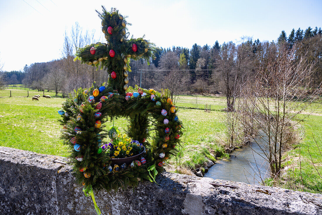 mit bunten Ostereiern geschmückter Osterbrunnen auf der Alten Steinbrücke in Drosendorf an der Aufseß in der Fränkischen Schweiz, Bayern, Deutschland