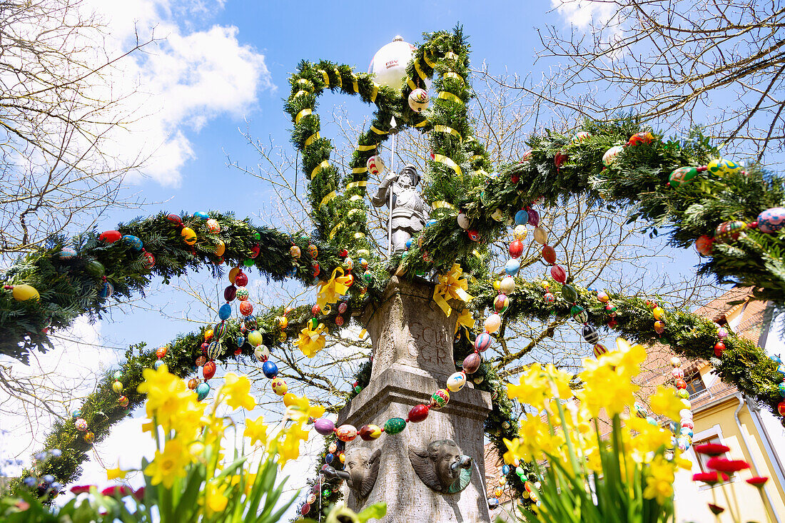 mit bunten Ostereiern geschmückter Osterbrunnen am Marktplatz in Gräfenberg in der Fränkischen Schweiz, Bayern, Deutschland