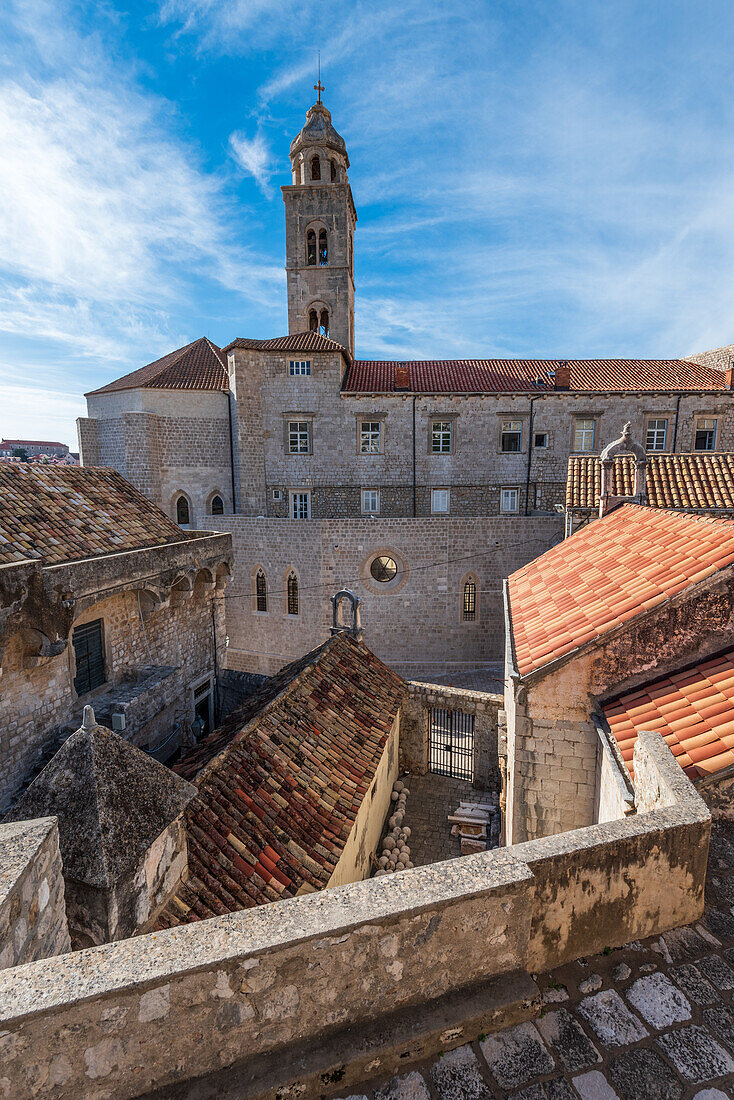 Blick auf das Dominikanerkloster von der Stadtmauer in Dubrovnik, Kroatien