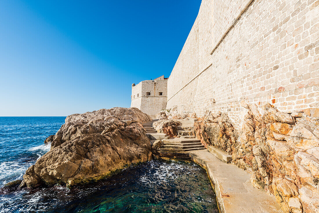Stadtmauer und Meer in Dubrovnik, Kroatien