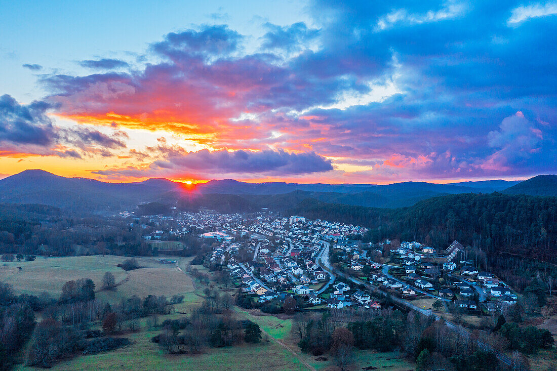 Sonnenuntergang über Dahn, Pfälzer Wald, Wasgau, Rheinland-Pfalz, Deutschland