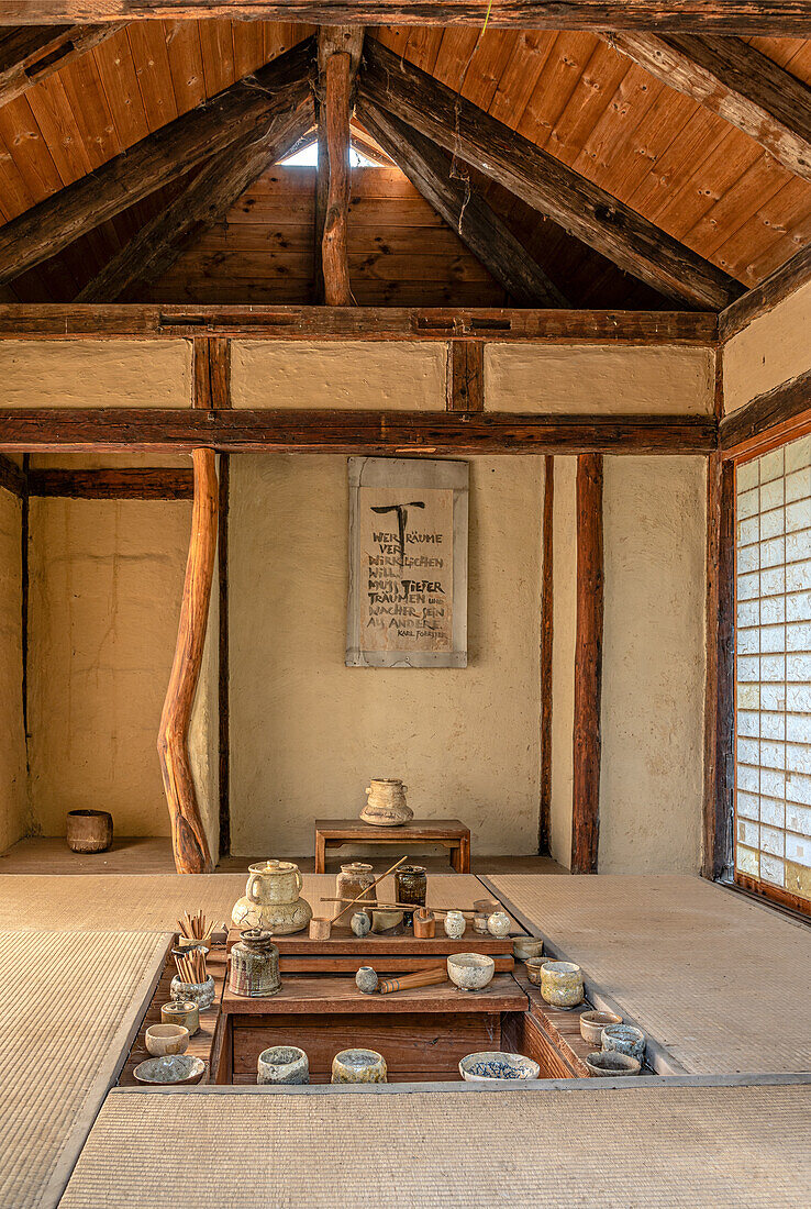 Orginal japanisches Teehaus im Garten des Landschlosses Zuschendorf bei Pirna, Sachsen, Deutschland