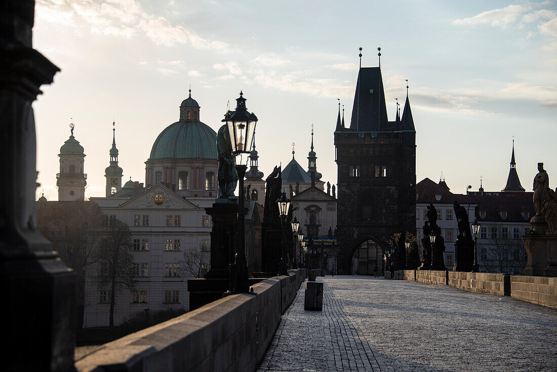 Sonnenaufgang, Karlsbrücke mit Altstädter Brückenturm, Kreuzherrenkirche, Prag