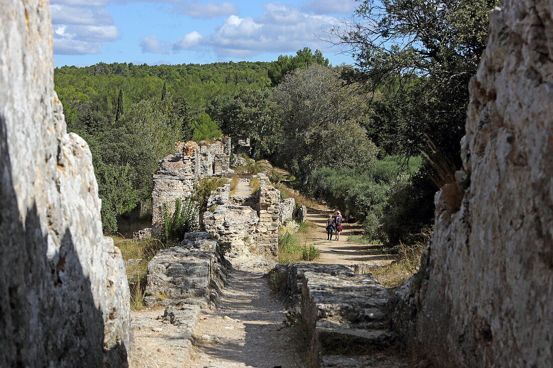 Das Aquädukt von Barbegal versorgte die Getreidemühlen von Barbegal mit Wasser, Bouche-du-Rhone, Provence-Alpes-Cote d'Azur, Frankreich