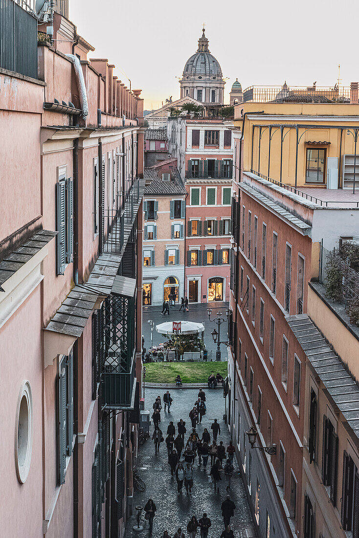 Blick von der Viale della Trinita dei Monti in der Nähe der Spanischen Treppen, Petersdom im Hintergrund, Rom, Latium, Italien, Europa