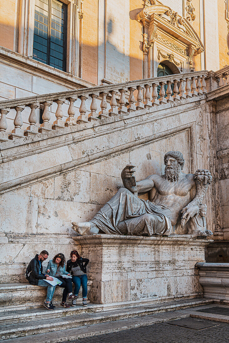 Touristen studieren Karte an der Doppeltreppe von Michelangelo am Senatorenpalast heutiges Rathaus, Rom, Latium, Italien, Europa