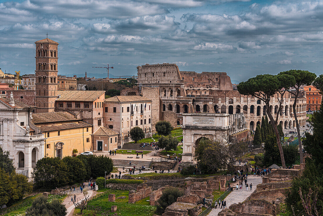 Blick auf Antikes Forum und Kolosseum, Rom, Latium, Italien, Europa