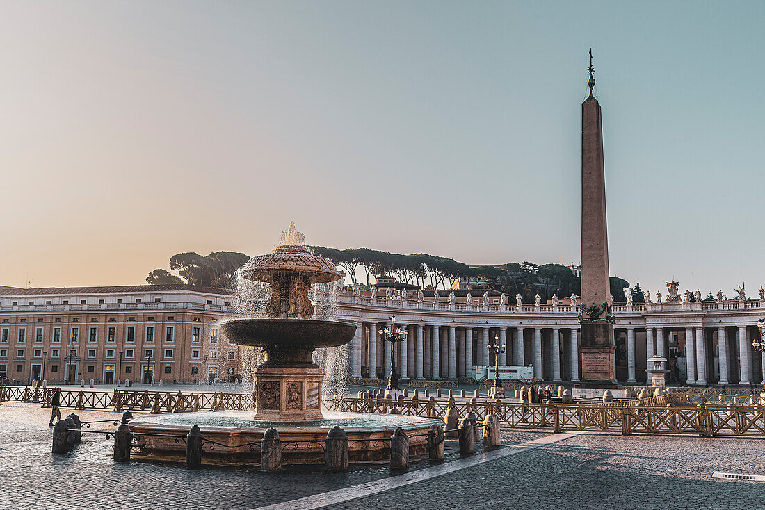 Fontana del Bernini, Vierströmebrunnen am Petersdom und Vatikanischer Obelisk, Rom, Latium, Italien, Europa