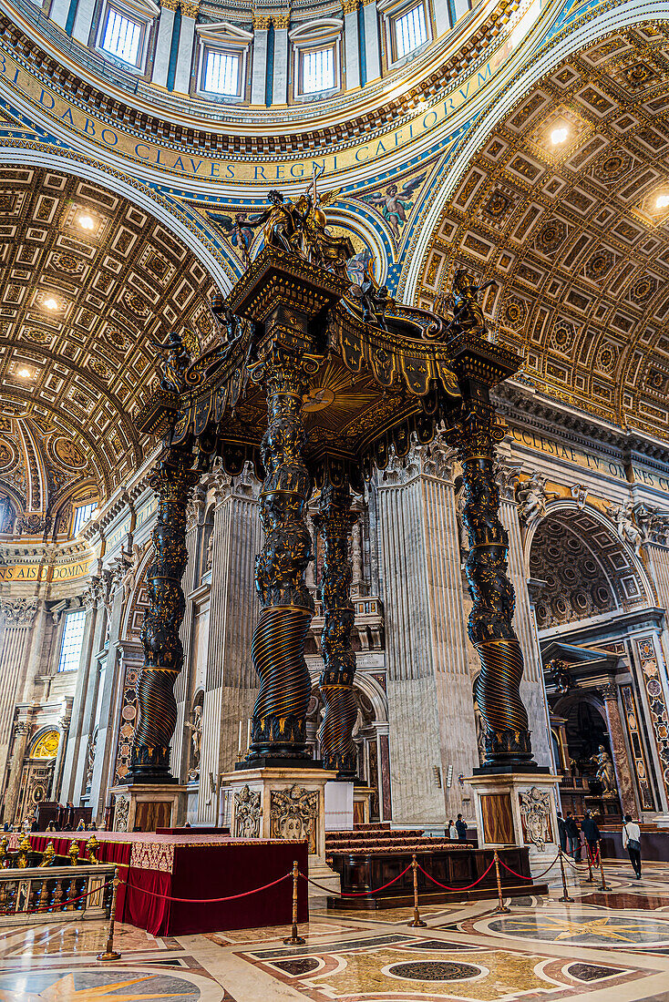 Altar des Petersdom von innen, Rom, Latium, Italien, Europa