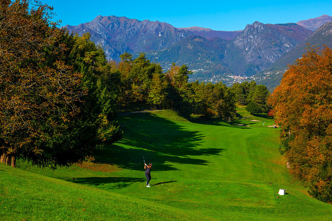 Loch 1 im Golfplatz Menaggio mit Blick auf die Berge im Herbst in der Lombardei, Italien