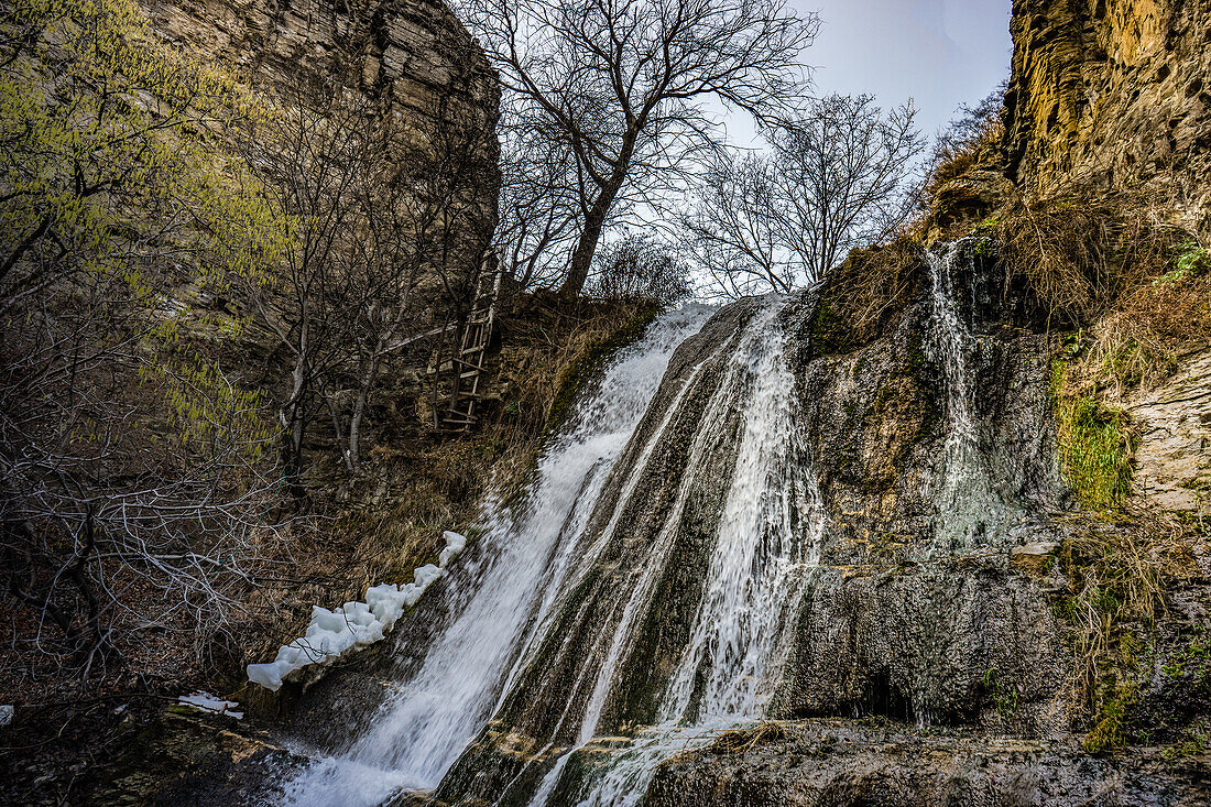 Wasserfall in der Nähe der georgischen Hauptstadt Tiflis im Frühjahr, Georgien