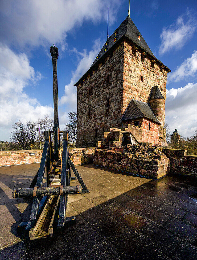 Bergfried von Burg Nideggen in der Stadt Nideggen, Nordeifel, Naturpark Hohes Venn-Eifel, Kreis Düren, Nordrhein-Westfalen, Deutschland