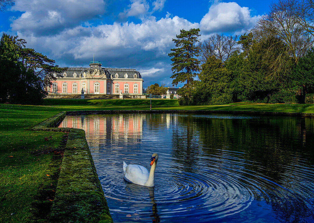 Benrath Palace with palace gardens and mirror pond, Düsseldorf, North Rhine-Westphalia, Germany