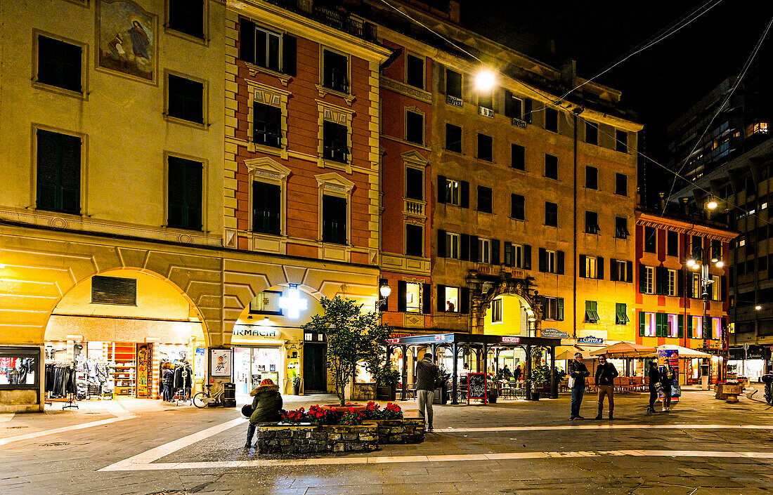 Piazza Cavour in der Altstadt von Rapallo am Abend, Rapallo, Ligurien, Riviera di Levante, Italien