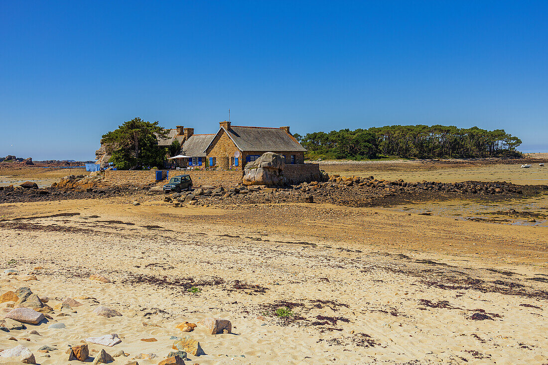 Sandstrand mit Ferienhaus bei Ebbe ian der Rosa-Granit-Küste in der Bretagne, Frankreich, Westeuropa