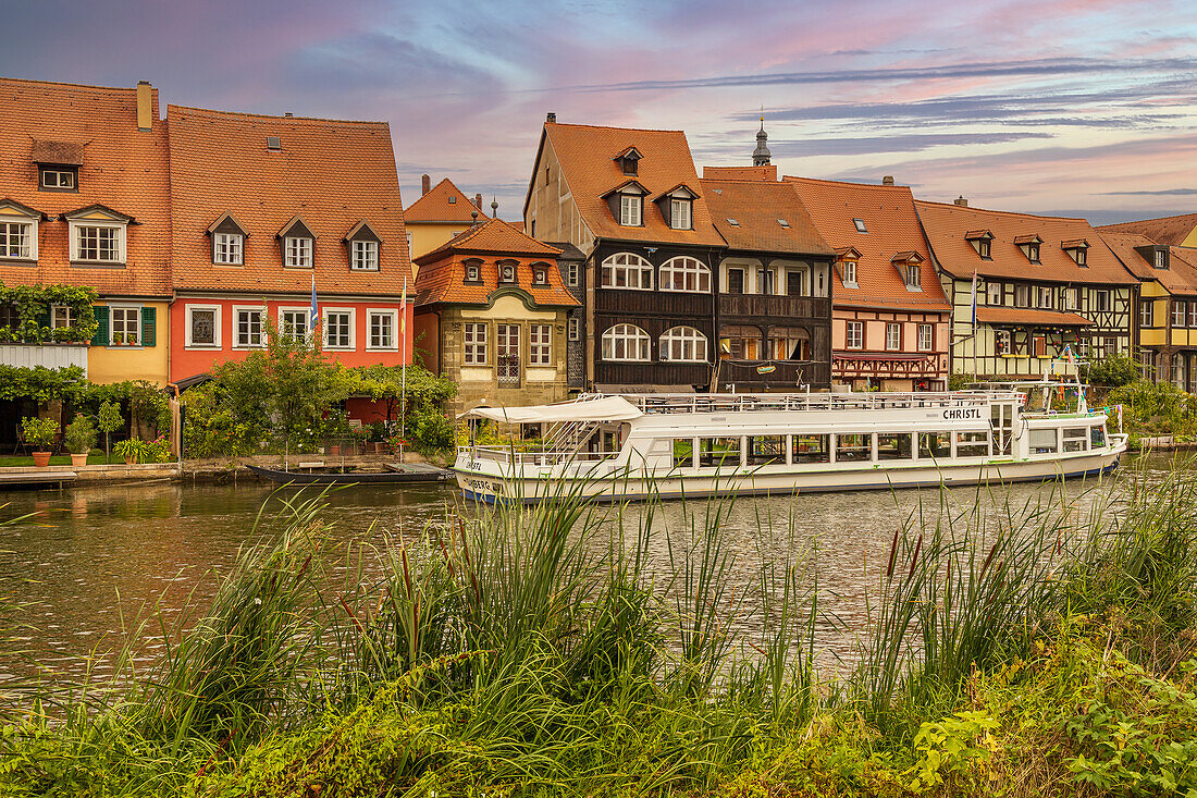 Ausflugsschiff auf der Regnitz in klein Venedig in Bamberg, Franken, Bayern, Deutschland