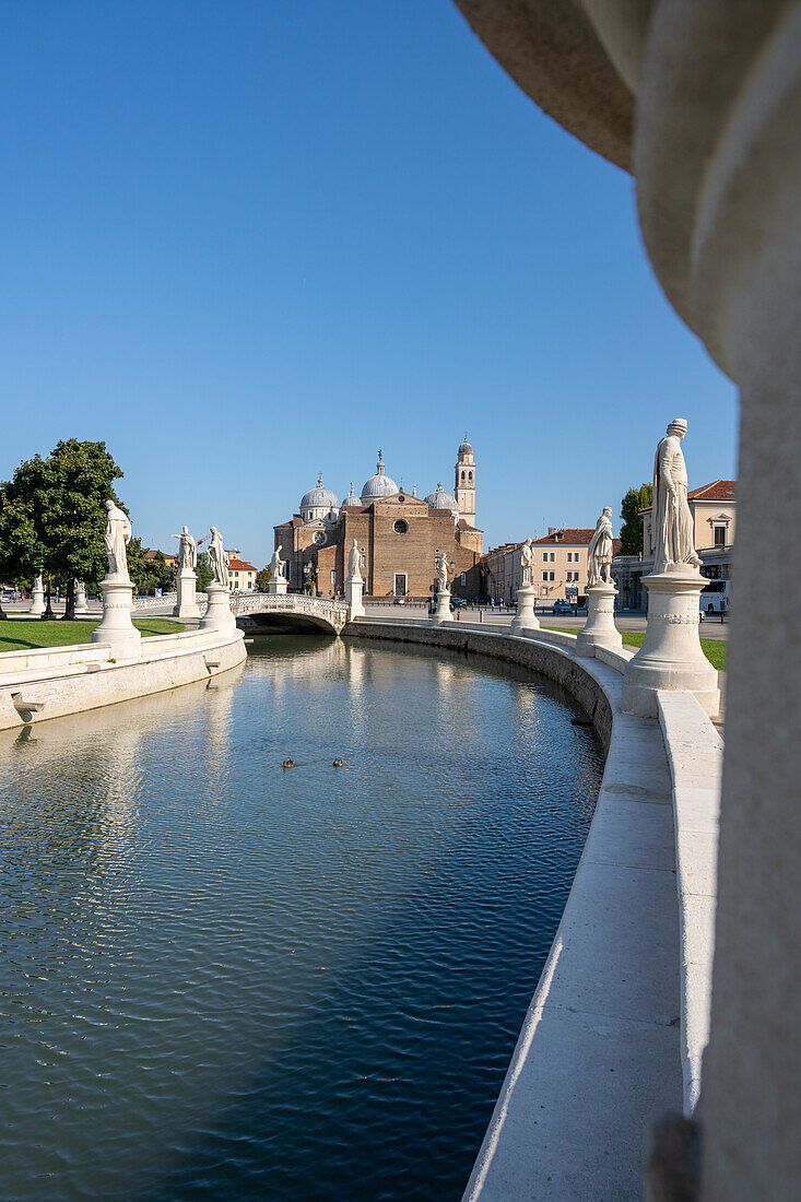 Wassergraben um den öffentlicher Platz mit über 70 Statuen historischer Stadtbewohner am Prato della Valle, Padua, Italien