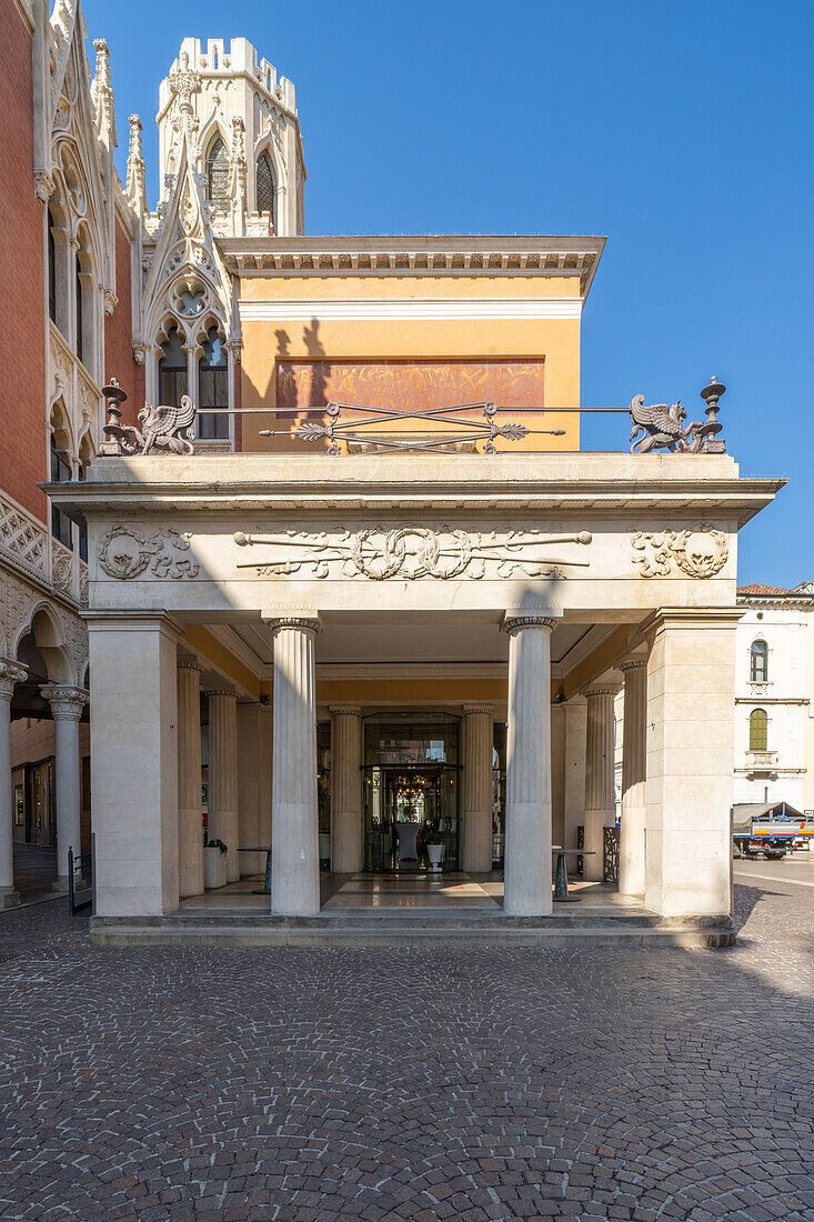Eingangsfassade des Caffè Storico in Padua, Italien